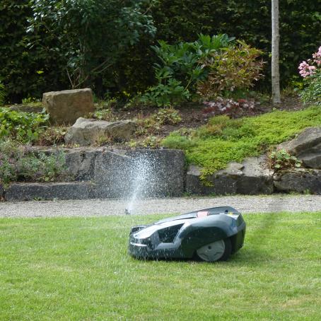 Mähroboter, Bewässerung