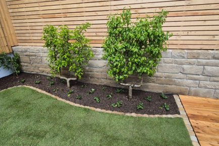 Gartengestaltung mit Naturstein, Spalierbäumen und Rollrasen